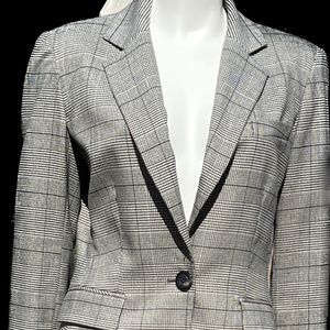 woman's Jones of New York suit
